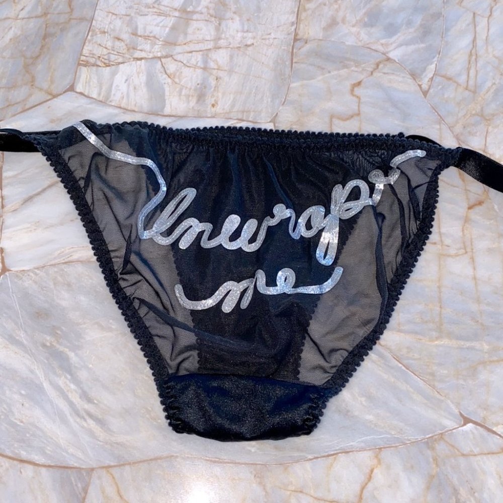 Victoria’s Secret Black cheeky panty "Unwrap me'' Medium